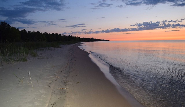 Beautiful studio cottage! Sandy Beachfront at your door step! Amazing sunrises!