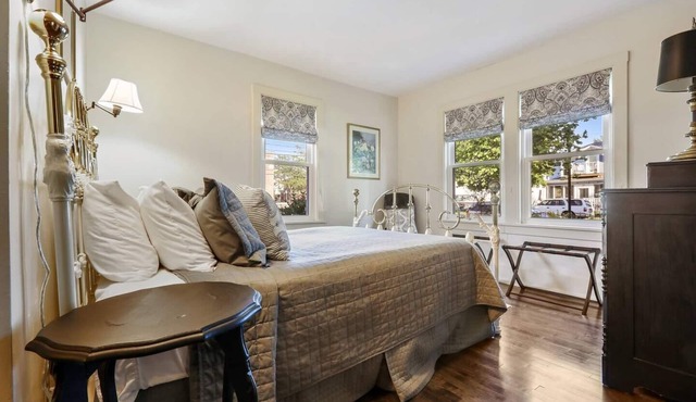 Beautiful suite, Two person jet tub, Downtown.