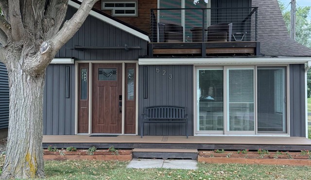 Beautifully Furnished 3-Bedroom Home with Lake View - Five minutes to I96 and M5