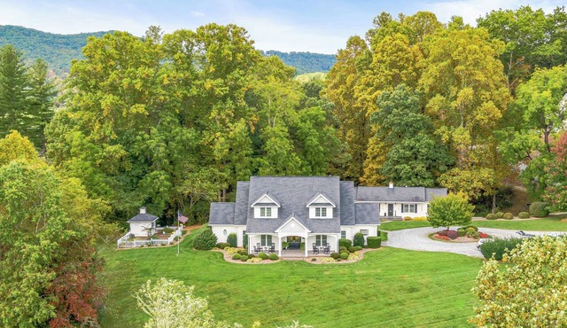 Bed & Breakfast on Tiffany Hill in Mills River