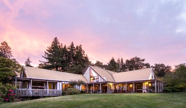 BEECH TREE LODGE- BEST PRICE ! SLEEPS 14 -PET FRIENDLY- BOOK NOW in Ohakune