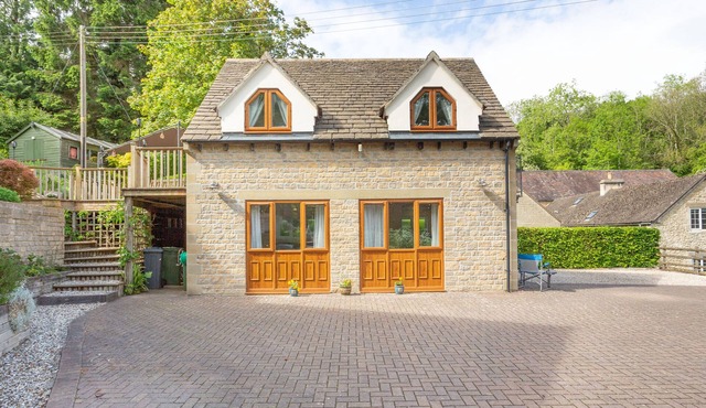 BEECHES STUDIO, with a garden in Cranham in Gloucester