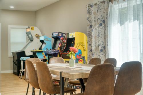 Benton Beach House 4 Bedrooms 3 Full Bathrooms Bike to Beach and St Joseph River Arcade Games Cornhole Firepit Grill