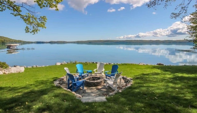 Big Glen Lakefront in Glen Arbor with Hot Tub!