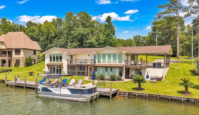Big Isle - 5BR/3.5BA Lake Martin home with 2 living spaces! Sleeps 12!