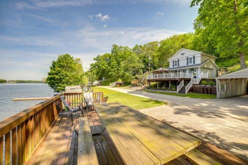 Big Pine Island Lake Cottage w/Boat Dock & Kayaks