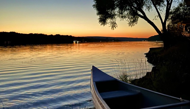 Bliss Shores Waterfront Chalet & attached Guest Suite: Sunsets & Northern Lights