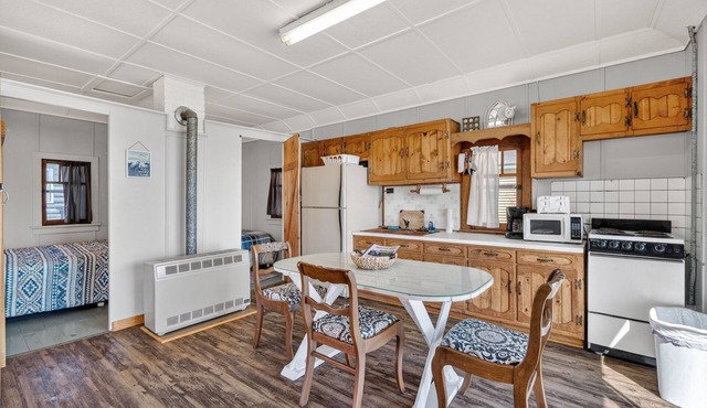 Blue Heron Cabin 3- Charming 2 bedroom lakefront cabin in Downtown Curtis