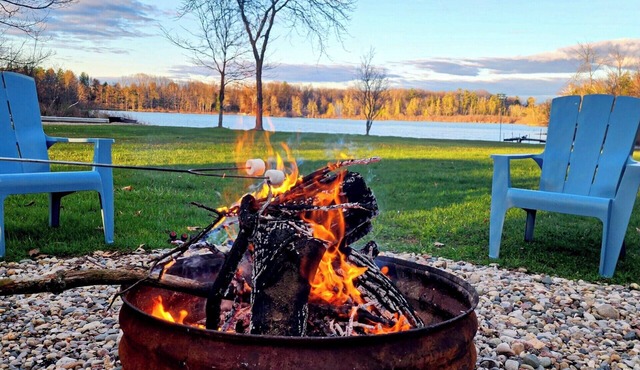 Blue Heron Point Lake front retreat - Hot Tub, Kayaks, Fishing, Pool Table