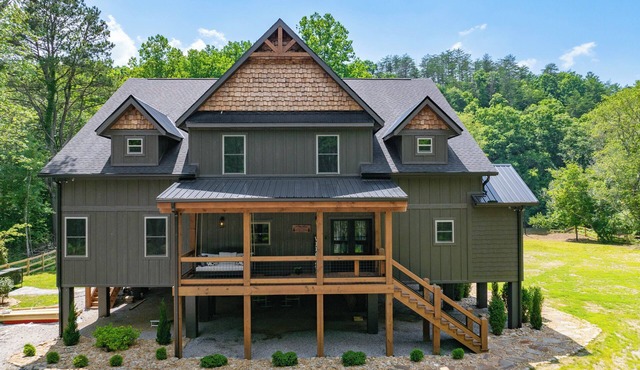 Blue Ridge Luxury Riverfront Lodge on the Ocoee- 6 En Suites + Bunk Room-2 Acres