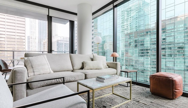 Blueground | River North, balcony & pool, nr Pier in Chicago