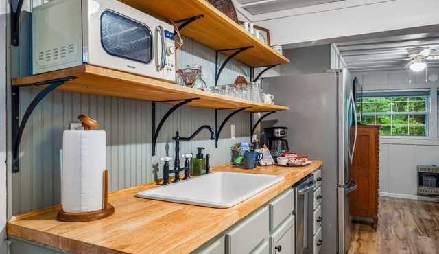Boho Mountain Cottage in Cloudland Community | 2 Sunrooms | Wi-Fi | Dog Friendly