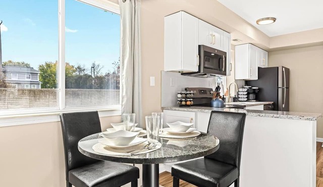 Brand New! Lower Flat 1BR Near Downtown, Roseville