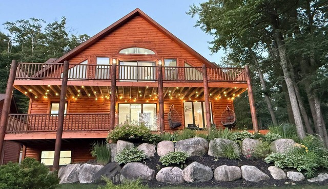 Brand new Luxury Lakeview Chalet - 3BR/3BA - Sleeps 8, lake access