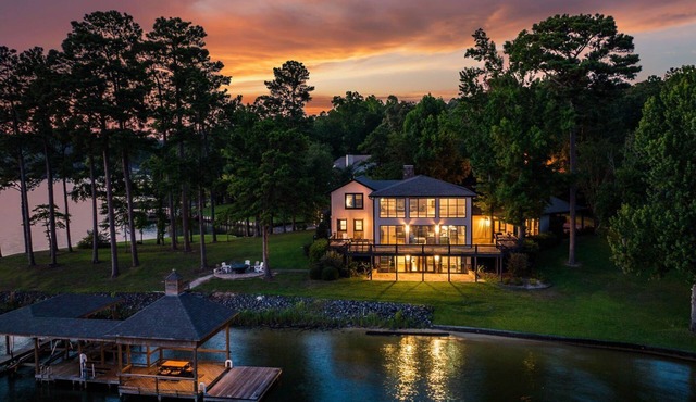Breathtaking Lakefront Oasis: Arcade, Beach with Private Dock, Families/Events