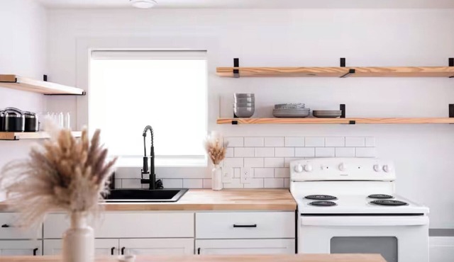 Bridge St Beauty, Brunch & Bars [2 Beds 1 Bath]