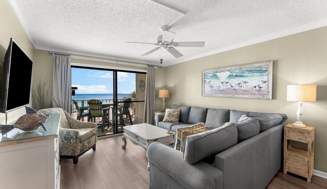 Bright condo w/Gulf & pool views