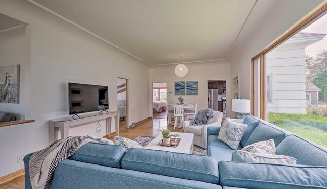 Bright Ludington Home 3 Blocks to the Beach!