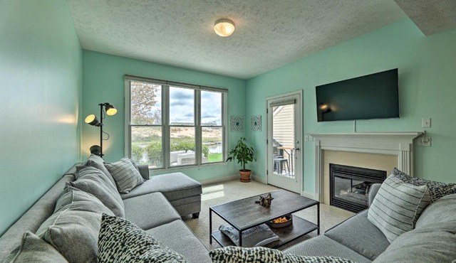 Bright Manistee Condo w/Beach + Pool Access!