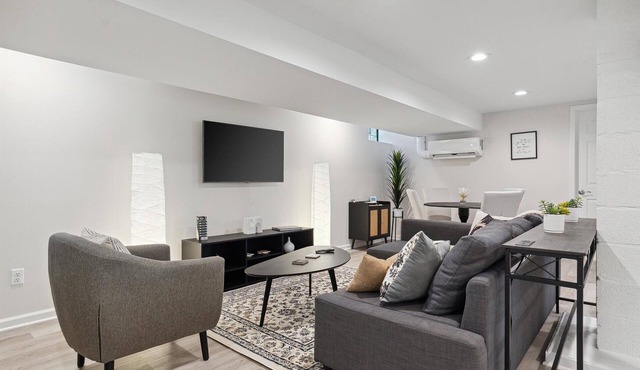Brighton's Hidden Gem - Chic & Spacious Luxury Suite - 5 mins to downtown!