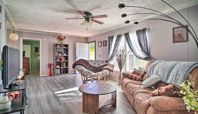 Bring Your Pets! Midway Abode w/Yard & Fire Pit