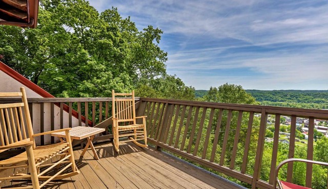 Burkesville Apt w/Deck, Views & Pool Access!