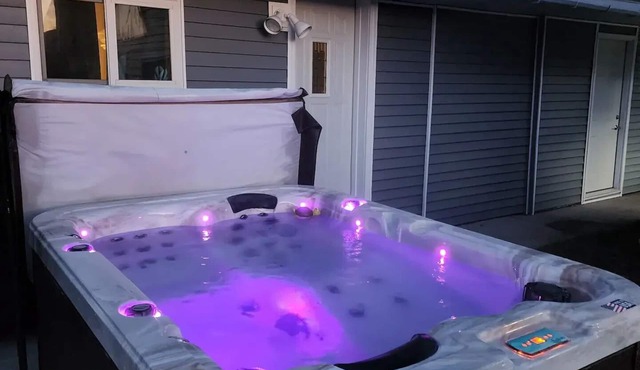 Cabin in Oscoda with hot tub and game room