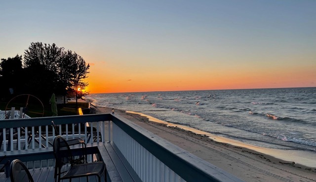 Cabin Love: Wooded Seclusion-Private Sub Beach just a 5 - 6 min stroll away!