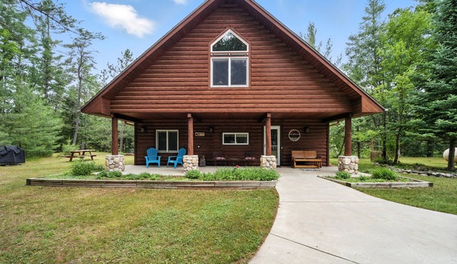 Camp Cedar Resort: Three home resort*Sleeps 11*On Manistee River in Grayling