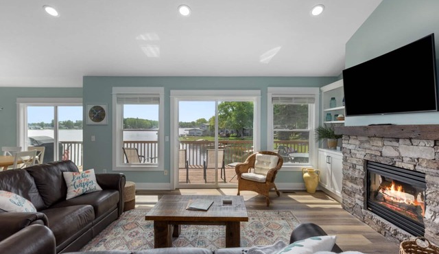 Canadian Lakes lakefront home with breathtaking sunrises and a hot tub!
