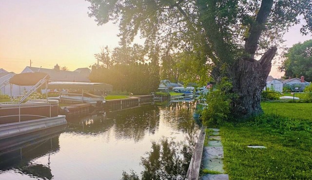 Canal front Retreat on Cass Lake 3-bedroom cottage for your relaxing getaway.