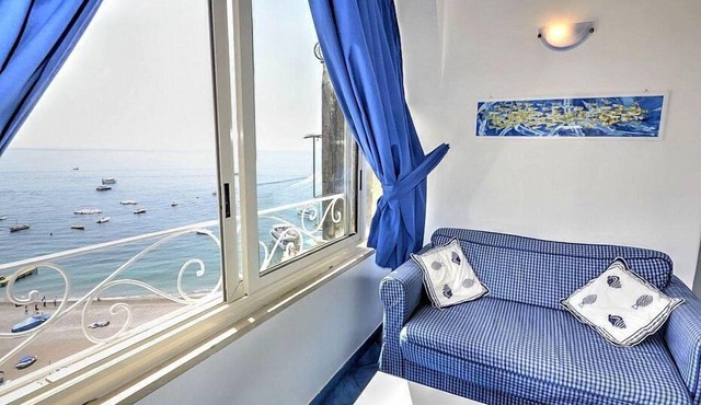 Casa Luisa: A charming ancient house overlooking the sea and the main beach of Positano, with Free WI-FI. in Positano
