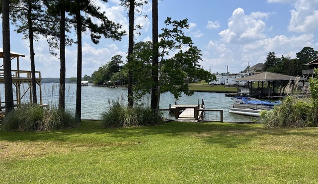 Centerport GetAway, Family size cabin. Near restaurants, golf and AU football