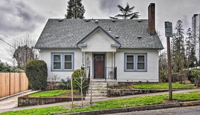 Central Eugene House w/Updated Interior & Yard! in Eugene