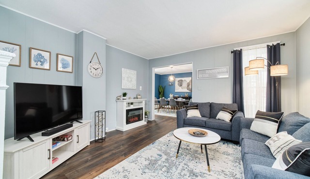 Central & Peaceful 3-bed home with a fireplace