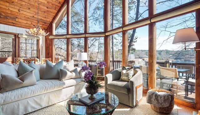 Chalet on Smith Lake - perfect lakeside retreat!