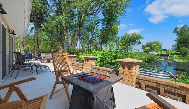 Channel Charmer - Prime Gun Lake Waterfront Stay