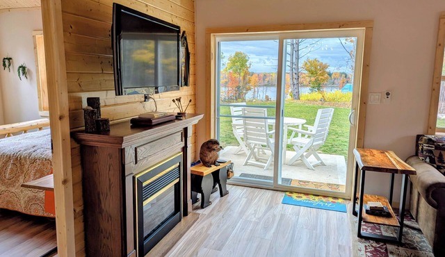 Charming 2-bedroom cabin with Water Views on Thayer Lake