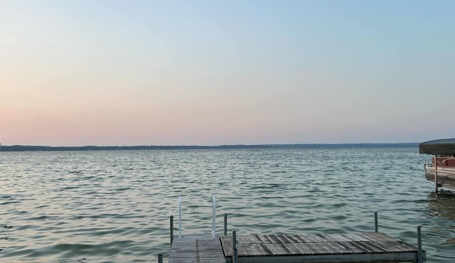 Charming 2-bedroom cottage on Mullett Lake - northwest side!