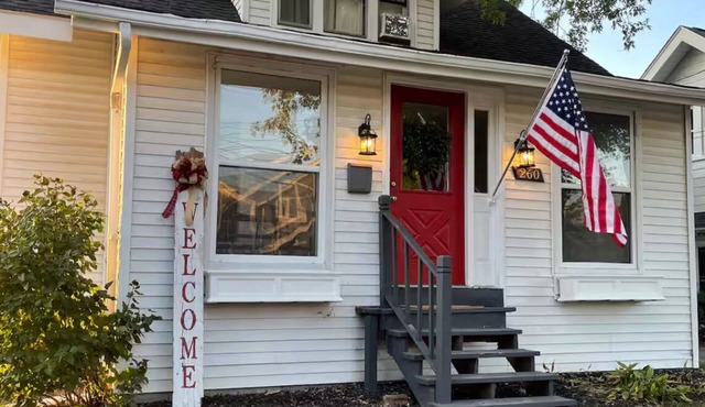 Charming 2-bedroom cottage in downtown Plymouth! Walk to restaurants & shops!