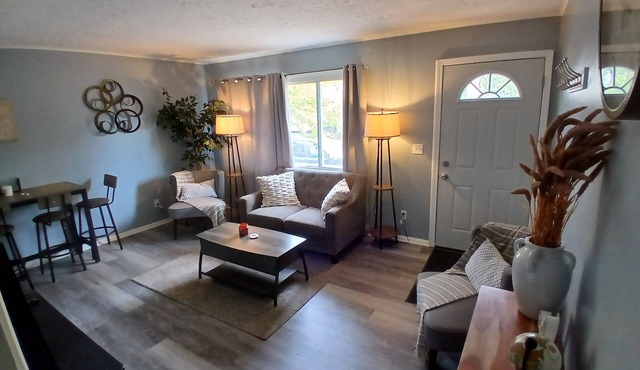 Charming 2-bedroom house, quiet neighborhood, Lansing with WiFi