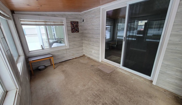 Charming 2-bedroom house with AC, WiFi within walking distance of Campau Lake.