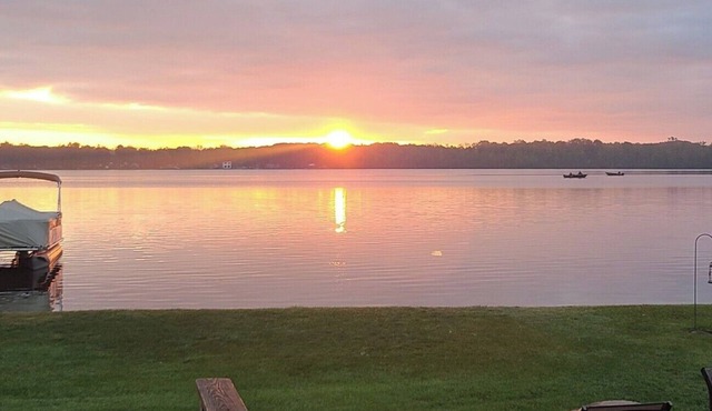 Charming 2-bedroom cottage with AC in Lake Odessa