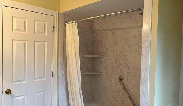 Charming 3-bedroom house with AC and WiFi in wonderful Rochester Hills