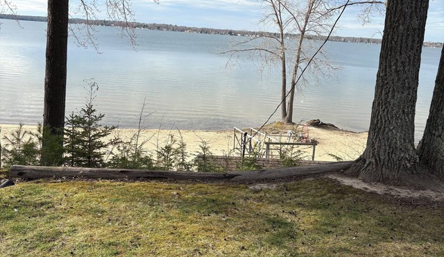 Charming 3 bedroom cottage on Lake Missaukee in beautiful Lake City with WiFi
