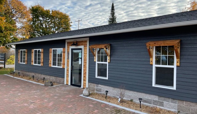 Charming 3-bedroom house with AC, WiFi, in welcoming Hancock