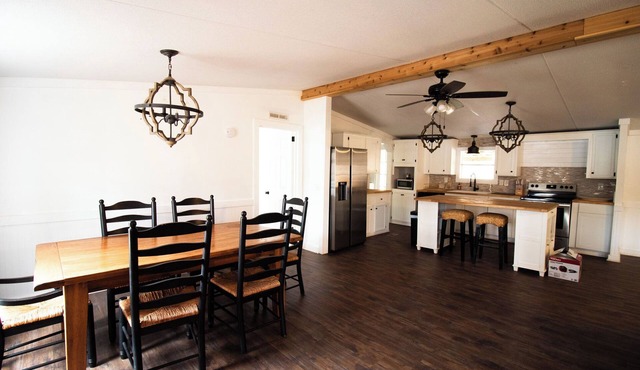 Charming 3-bedroom on the Flint River with Island