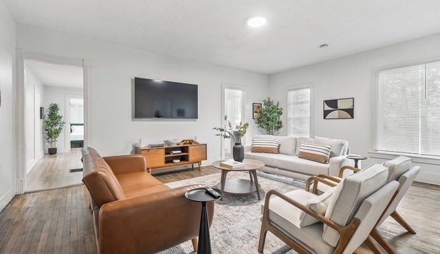 Charming 3-bedroom apartment with AC - Walking Distance to Downtown!