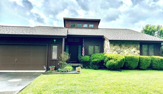 Charming 3-bedroom rustic bungalow in tranquil Williamsburg sleeps 8