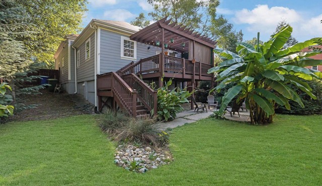 Charming 3BR Retreat - Spacious Deck, Backyard
